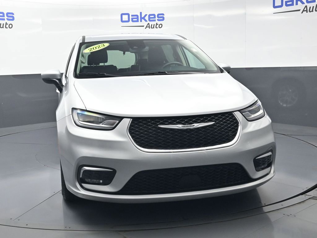 Used 2023 Chrysler Pacifica Touring-L FWD image 3