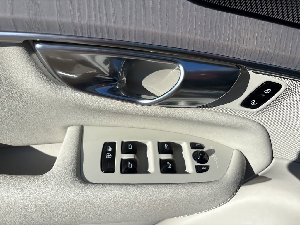 New 2026 Volvo XC90 T8 Ultra w/ Protection Package Premier image 18