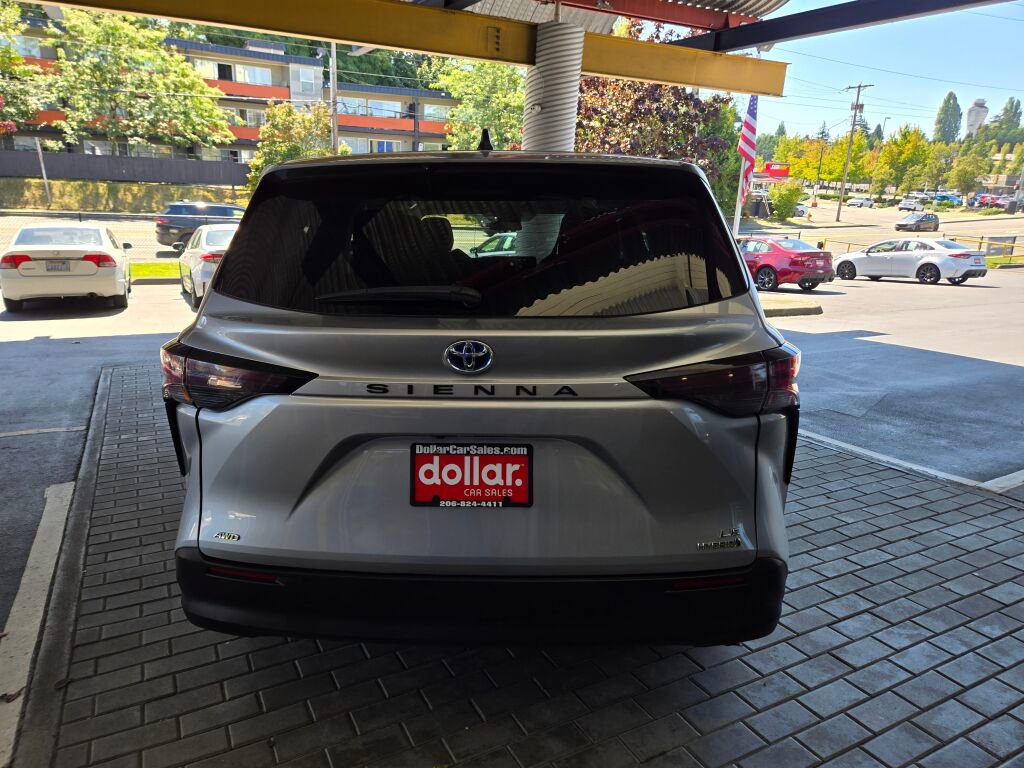 Used 2023 Toyota Sienna LE image 6