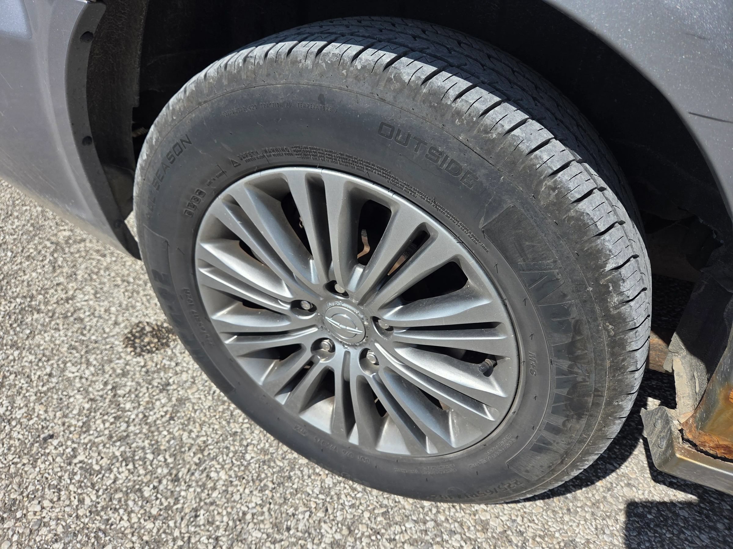 Used 2014 Chrysler Town & Country Touring-L FWD image 10