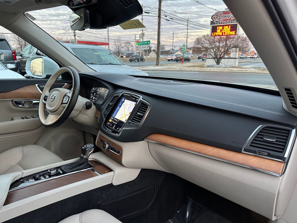 Used 2021 Volvo XC90 T6 Momentum image 29