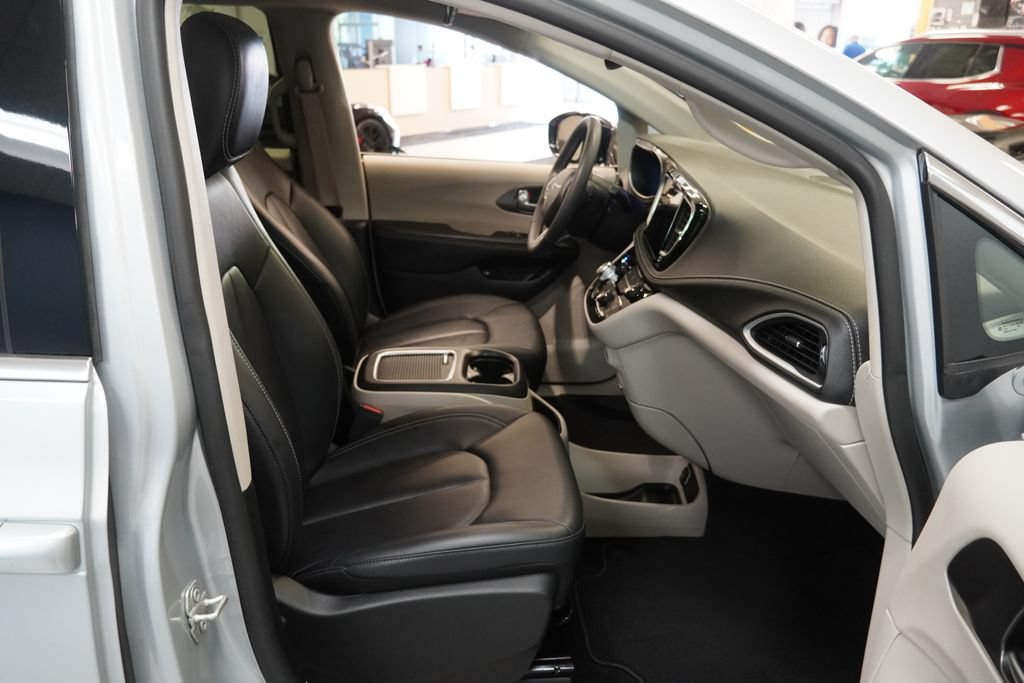 Used 2024 Chrysler Pacifica Limited FWD image 24