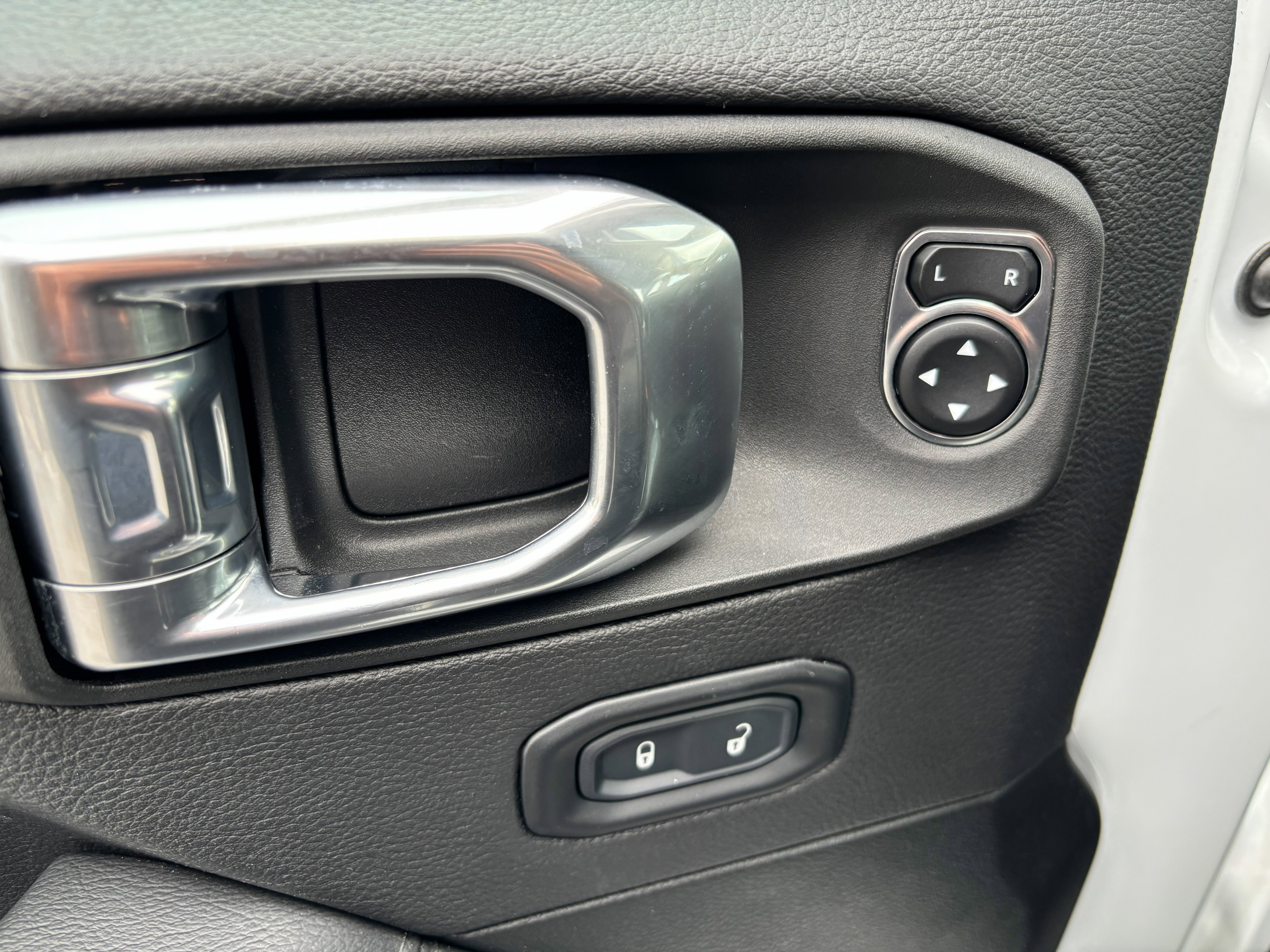 Used 2022 Jeep Wrangler Unlimited Sahara image 17