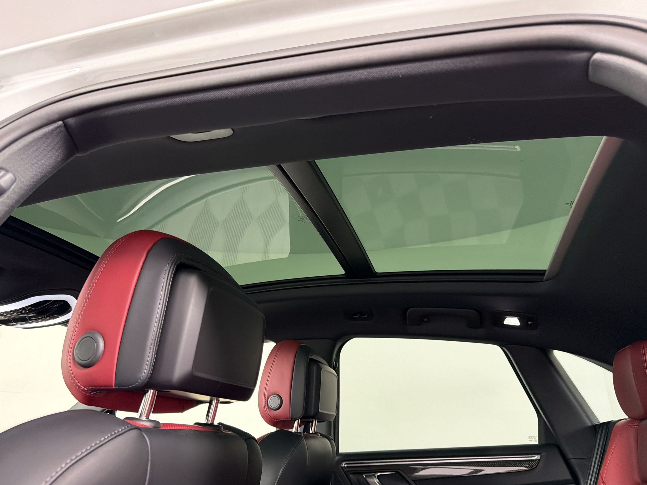 Certified 2024 Porsche Macan S AWD/4WD image 26