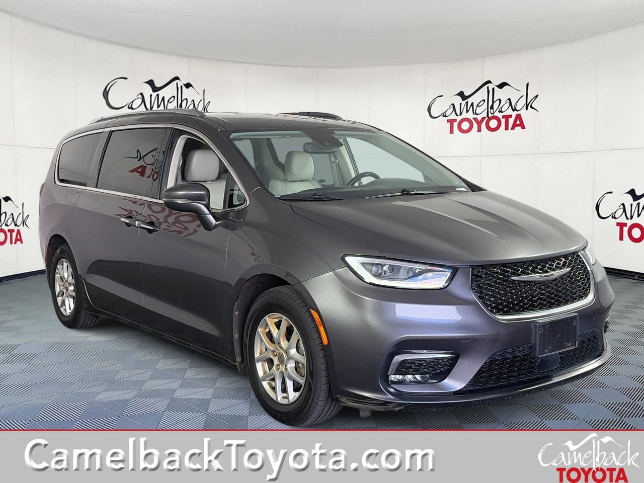 Used 2021 Chrysler Pacifica Touring-L FWD image 1
