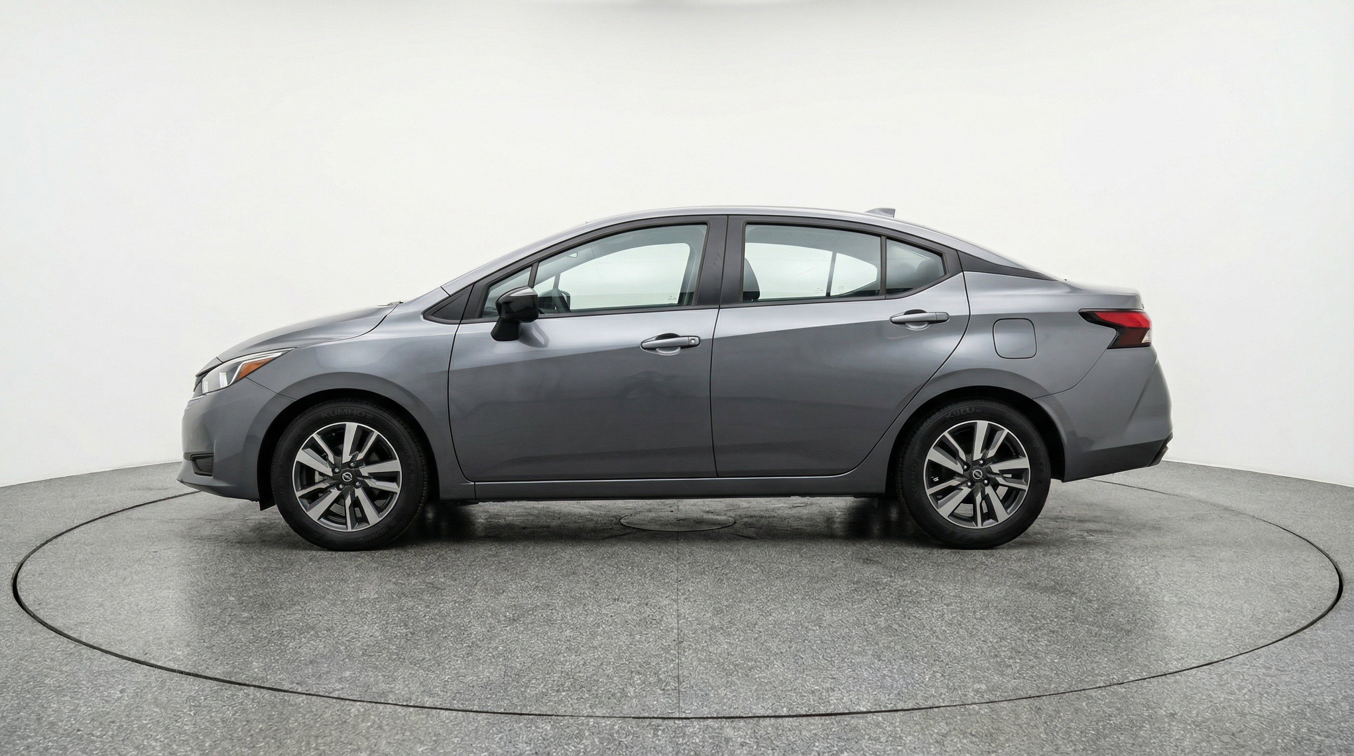 Used 2025 Nissan Versa SV FWD image 5