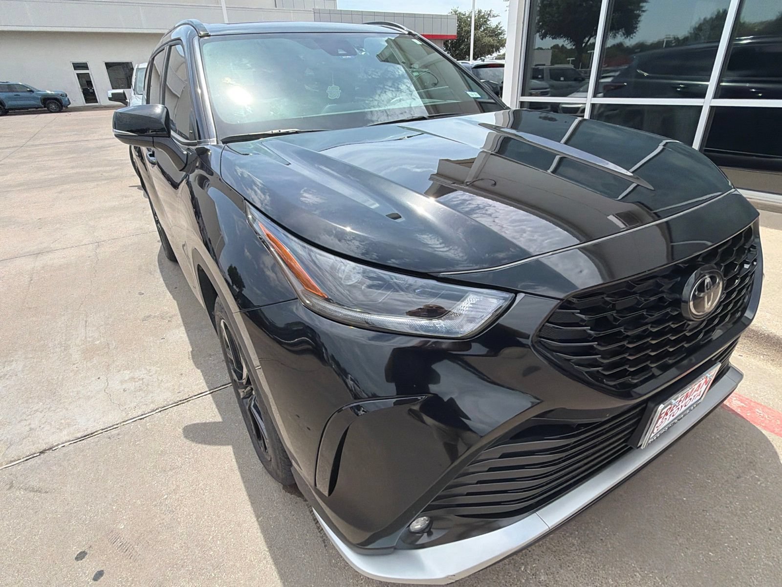 Used 2025 Toyota Highlander XSE AWD/4WD image 4