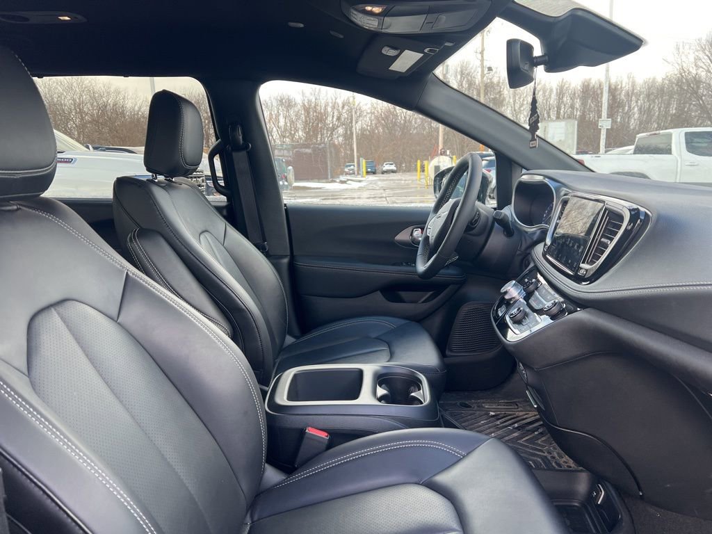 Used 2025 Chrysler Pacifica Select image 15