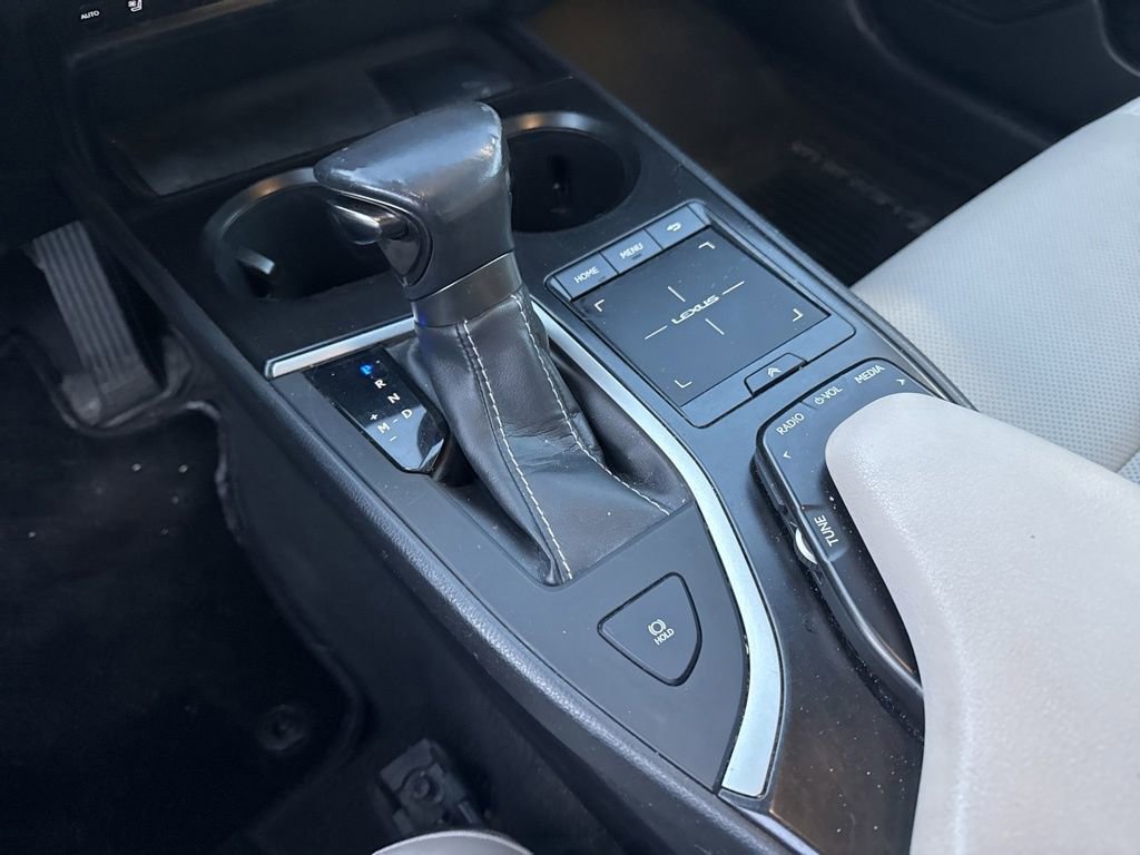 Used 2019 Lexus UX 200 image 7