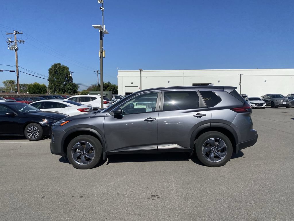 Used 2025 Nissan Rogue SV FWD image 2