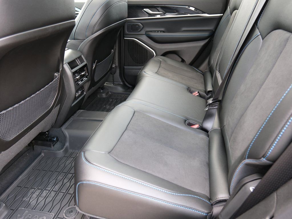 Used 2024 Jeep Grand Cherokee Trailhawk image 36