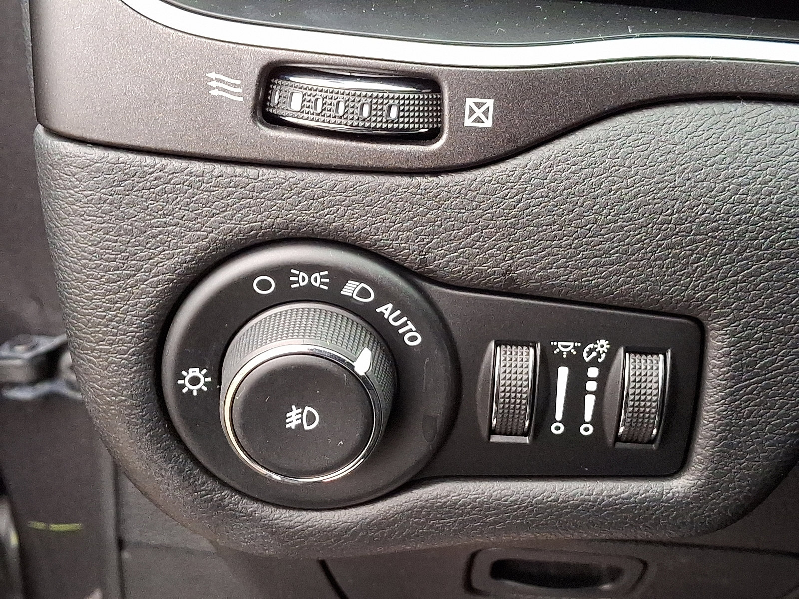 Certified 2020 Jeep Cherokee Trailhawk w/ Cold Weather Group image 28