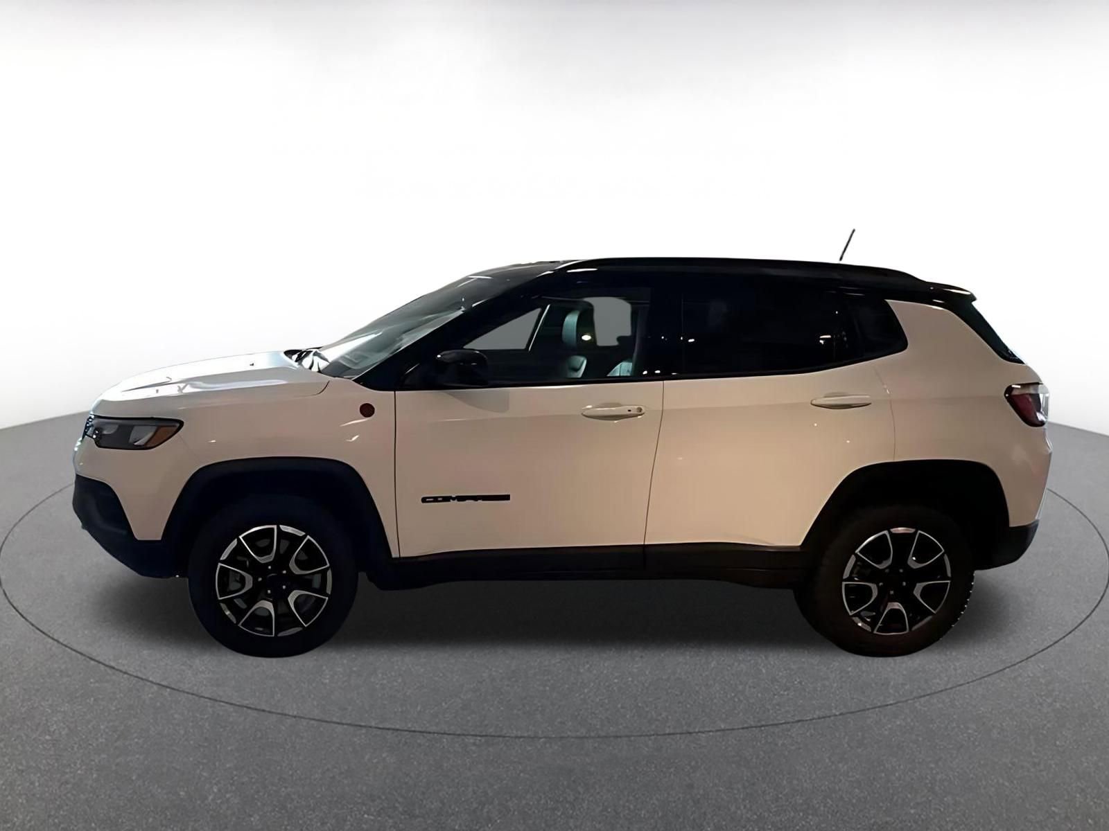 Used 2025 Jeep Compass Trailhawk AWD/4WD image 9