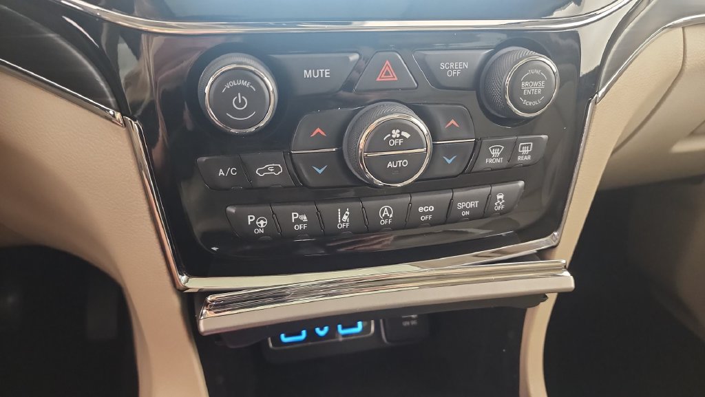 Used 2020 Jeep Grand Cherokee Limited AWD/4WD image 18