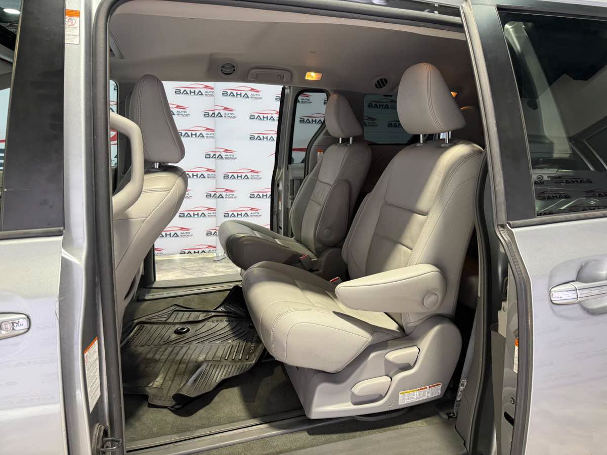 Used 2017 Toyota Sienna XLE w/ XLE Navigation Package AWD/4WD image 37