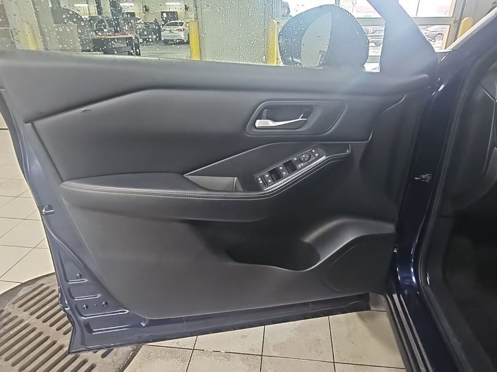 Used 2025 Nissan Rogue SV image 10