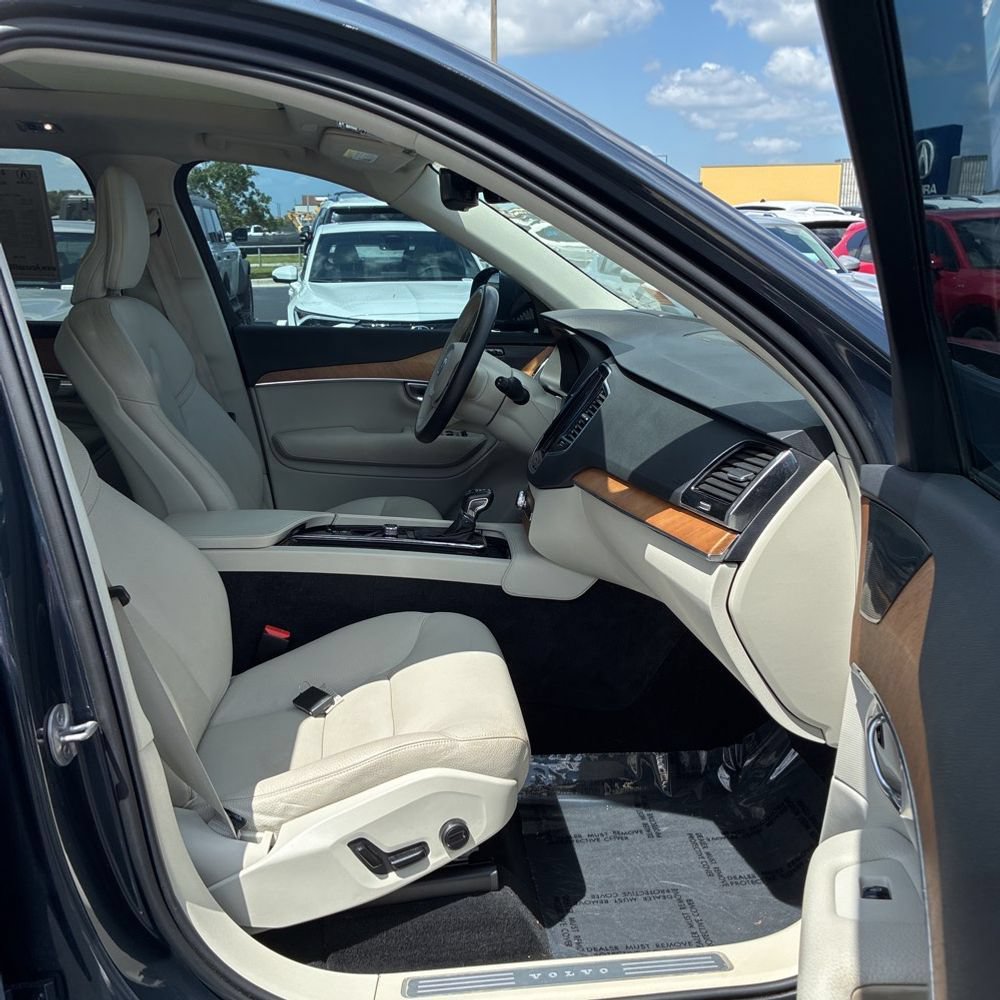 Used 2022 Volvo XC90 T6 Momentum w/ Advanced Package AWD/4WD image 4