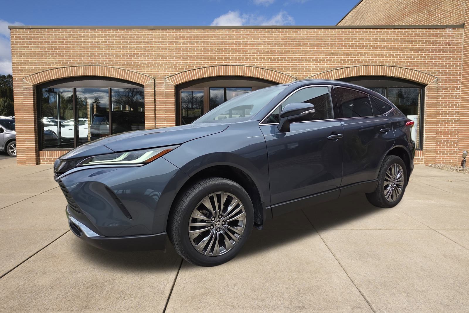 Used 2023 Toyota Venza XLE image 8