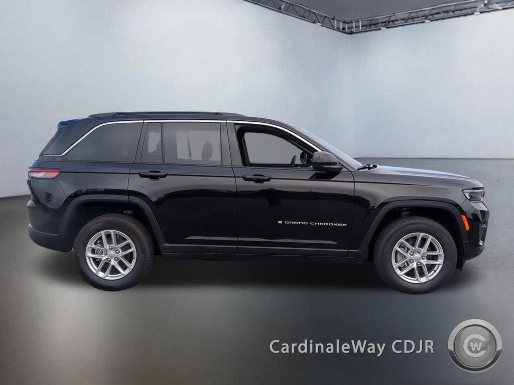 Used 2024 Jeep Grand Cherokee Laredo X image 3