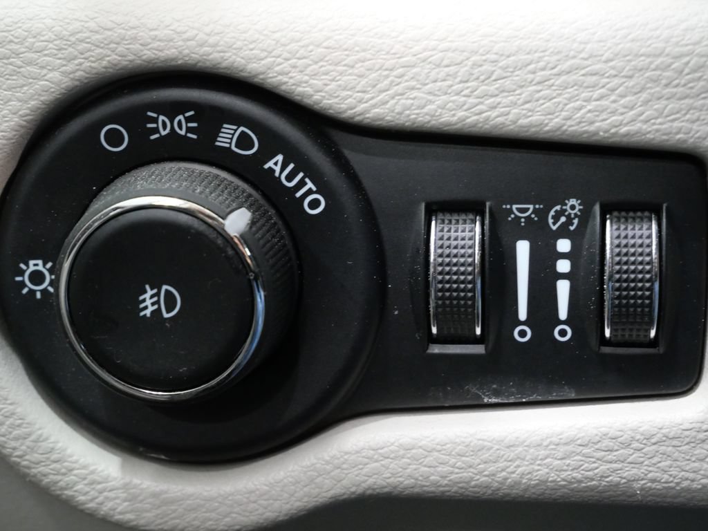 Used 2024 Chrysler Pacifica Touring-L FWD image 14