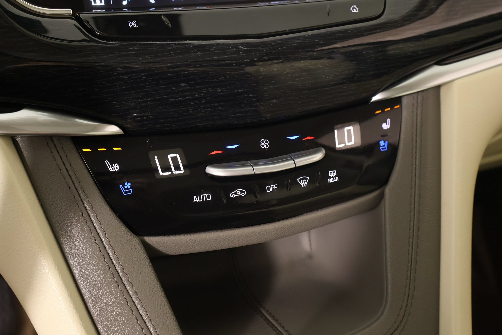 Used 2025 Cadillac XT6 Premium Luxury w/ Technology Package FWD image 8