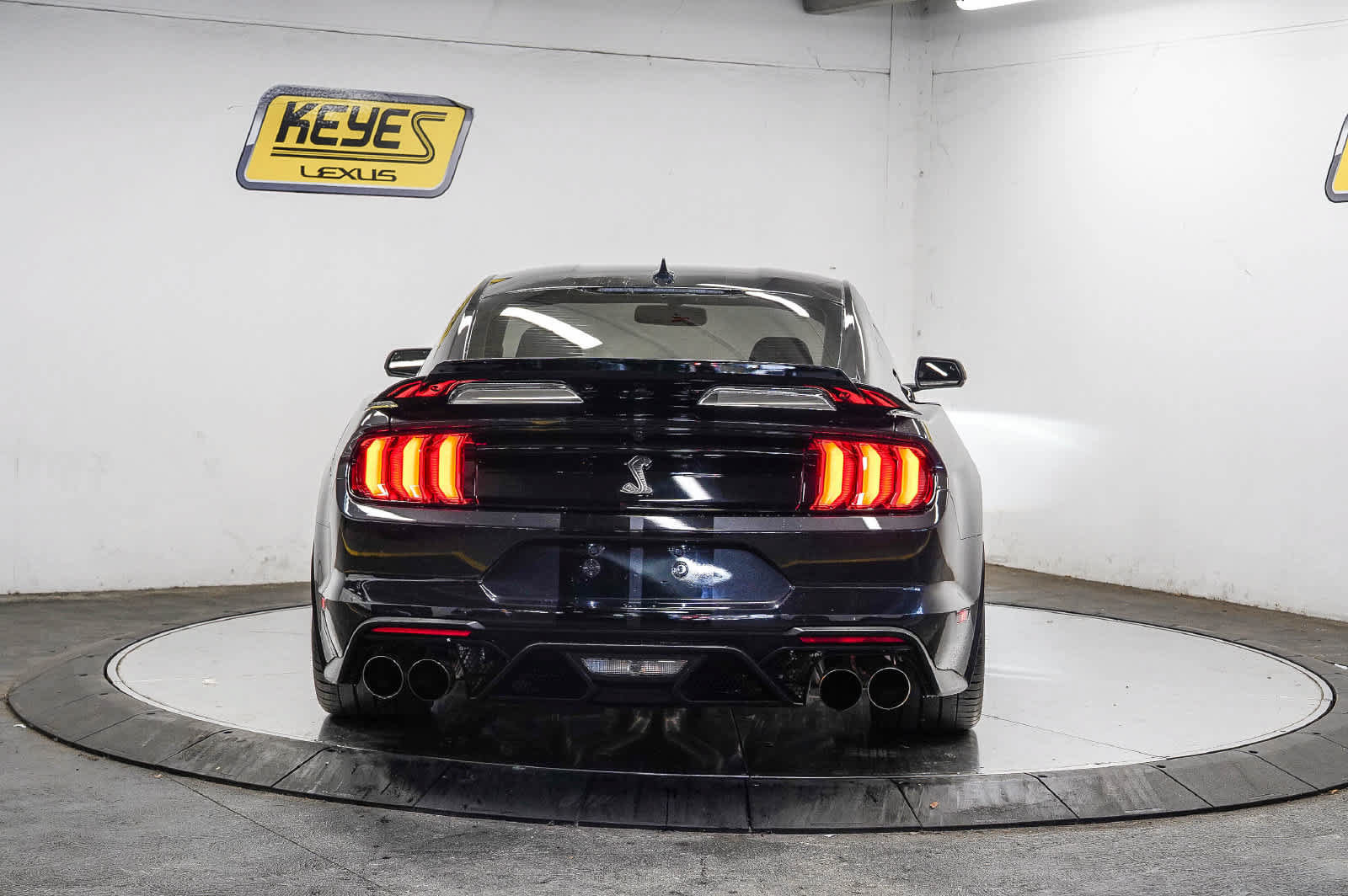 Used 2022 Ford Mustang Shelby GT500 w/ Technology Package RWD image 3