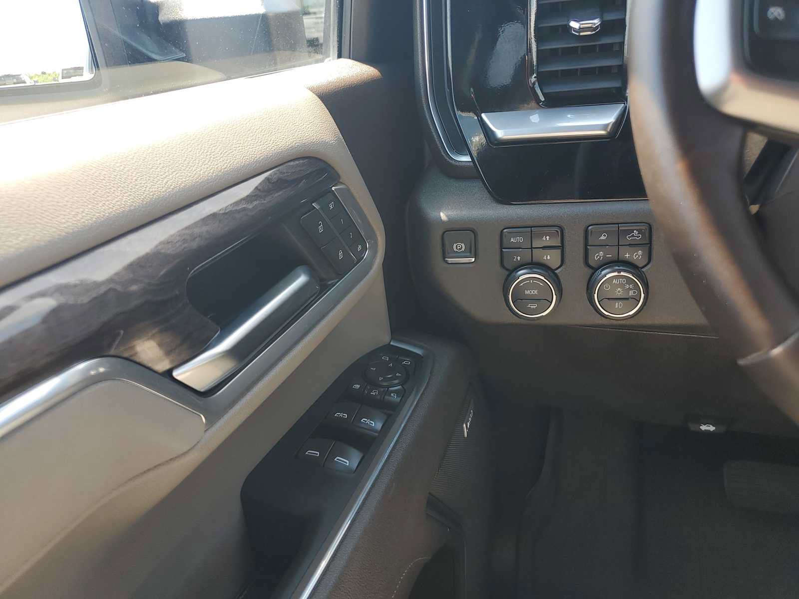 Used 2025 Chevrolet Silverado 2500 LTZ w/ LTZ Convenience Package AWD/4WD image 23