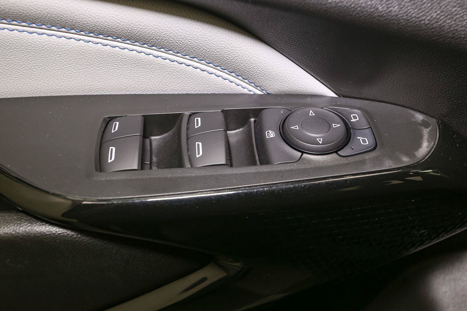 Used 2025 Chevrolet Trax LT FWD image 38