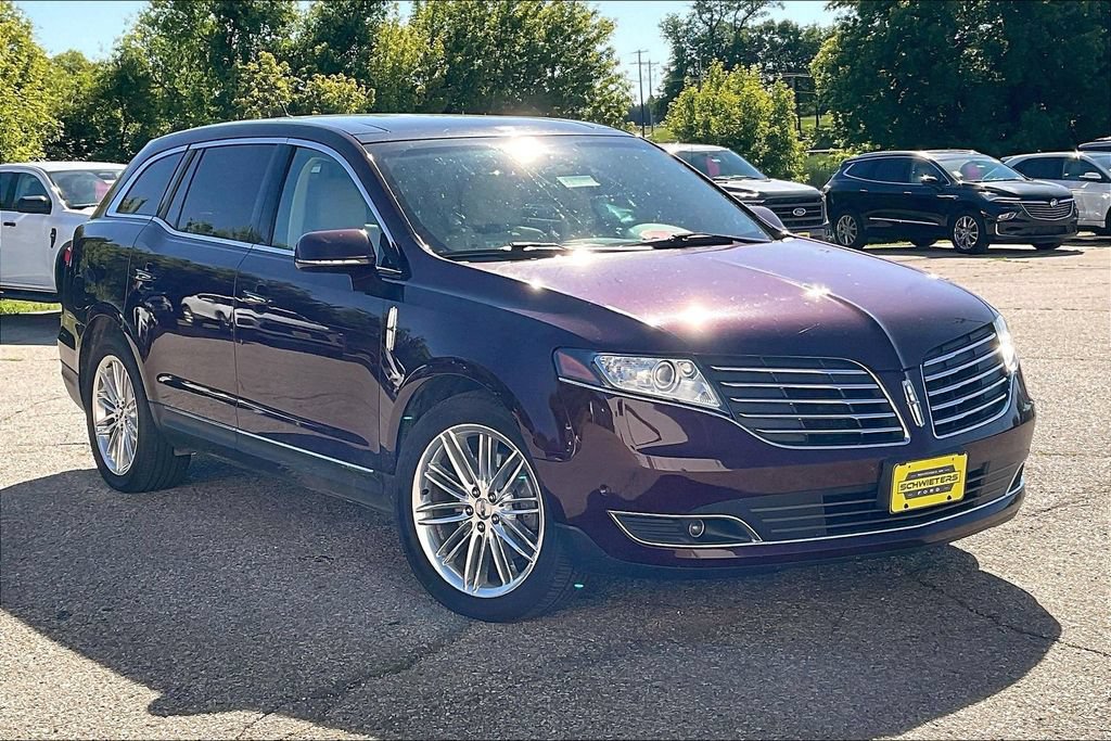 Used 2019 Lincoln MKT AWD image 1