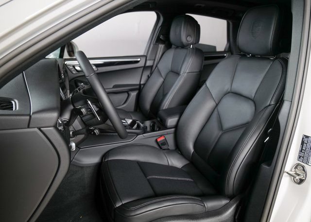 Certified 2026 Porsche Macan AWD/4WD image 5