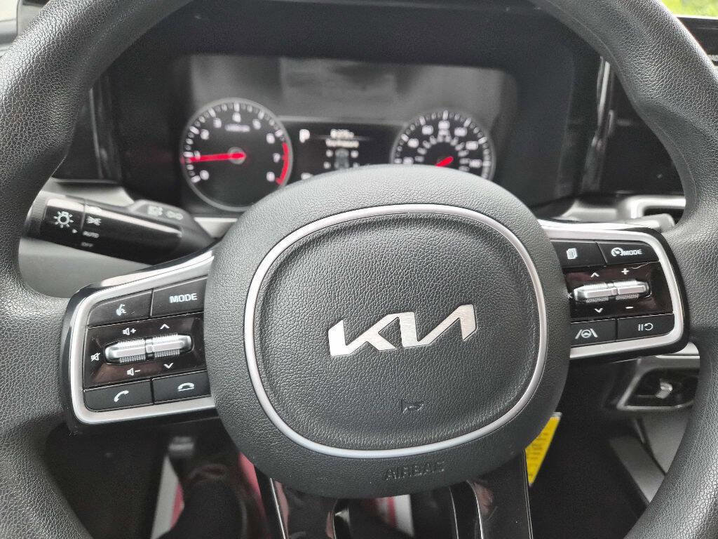 Used 2022 Kia Sorento LX image 9
