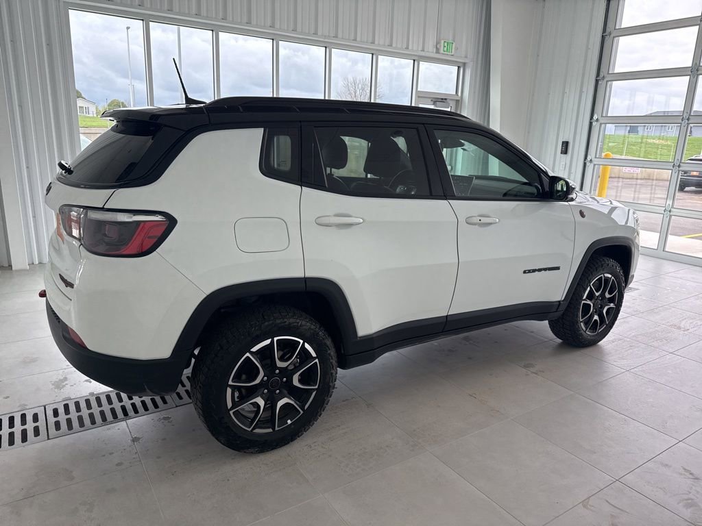 Used 2025 Jeep Compass Trailhawk AWD/4WD image 4