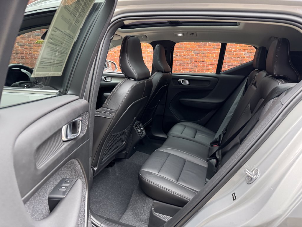 Used 2023 Volvo XC40 B5 Plus AWD/4WD image 25