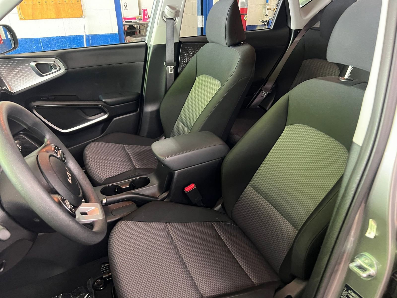 Used 2025 Kia Soul LX w/ LX Technology Package FWD image 22