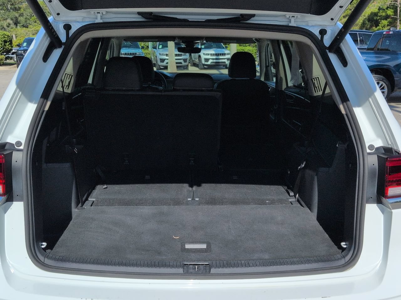 Used 2025 Volkswagen Atlas SE FWD image 12