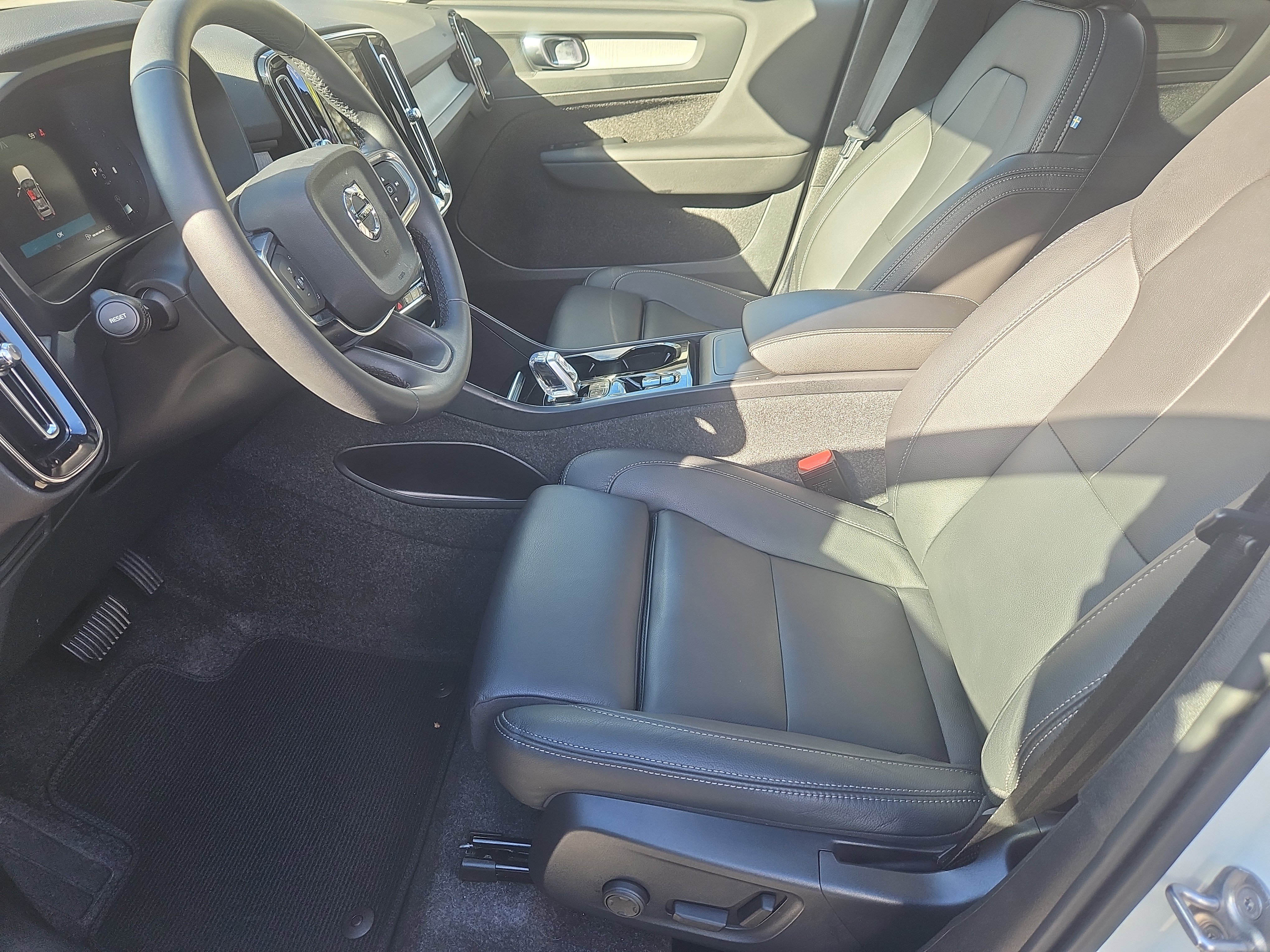 Used 2025 Volvo XC40 B5 Plus w/ Protection Package Premier image 32