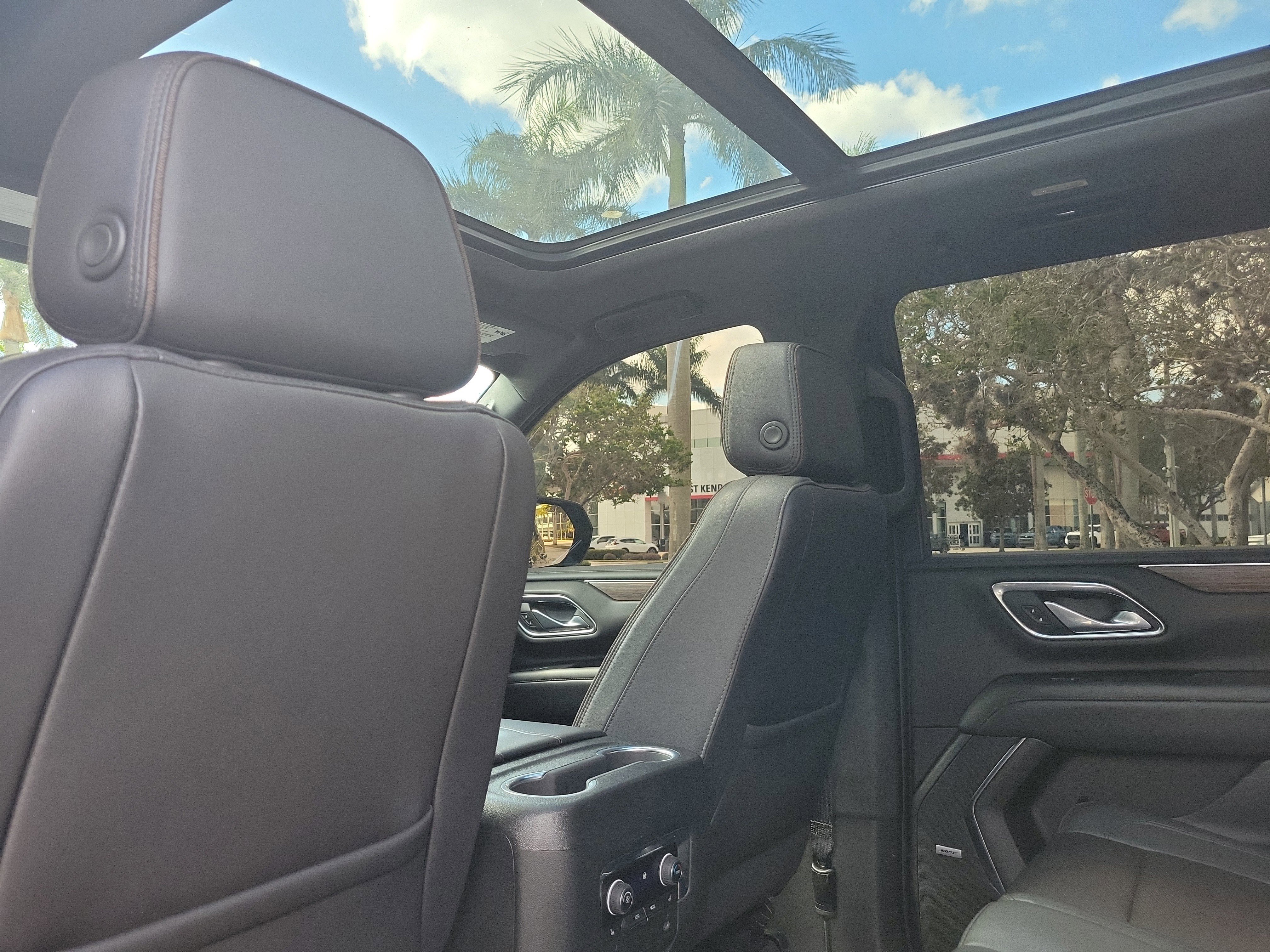 Used 2023 Chevrolet Suburban High Country image 17