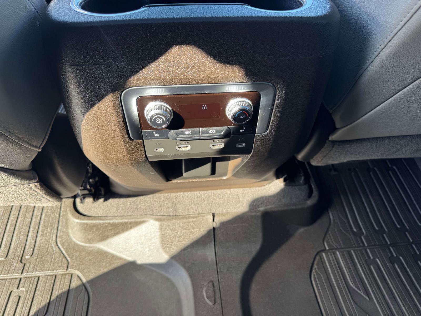 Used 2021 GMC Yukon SLT w/ SLT Luxury Plus Package image 15