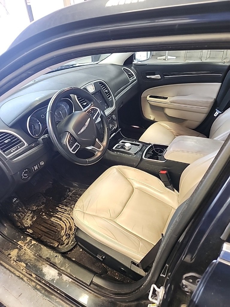 Used 2018 Chrysler 300 Touring L image 6