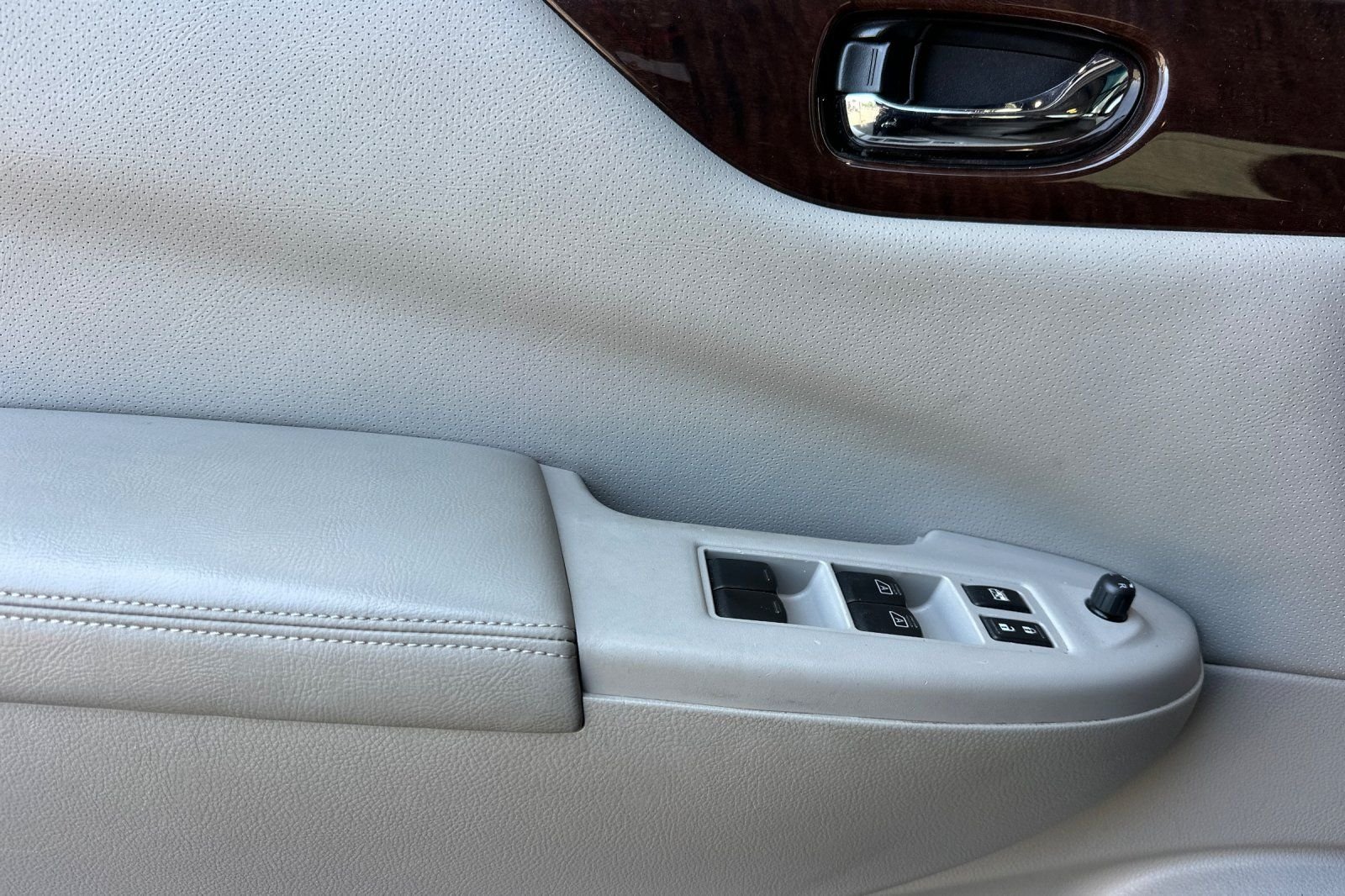 Used 2015 Nissan Quest SL w/ Value Cargo Package FWD image 11