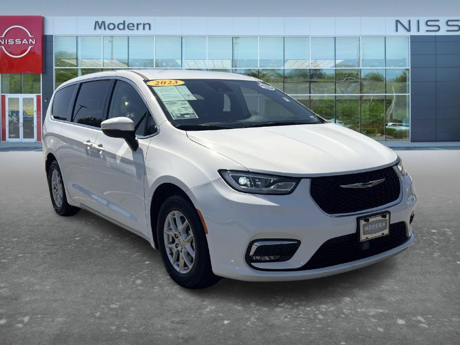 Used 2023 Chrysler Pacifica Touring-L FWD image 3