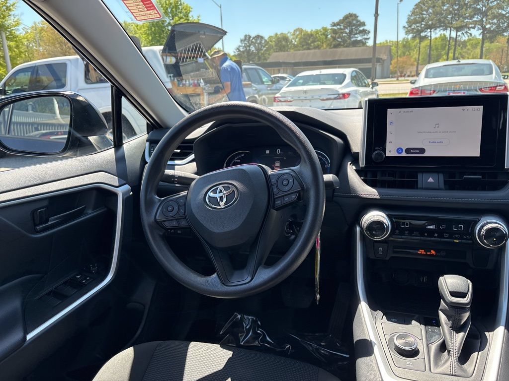 Used 2025 Toyota RAV4 LE AWD/4WD image 8