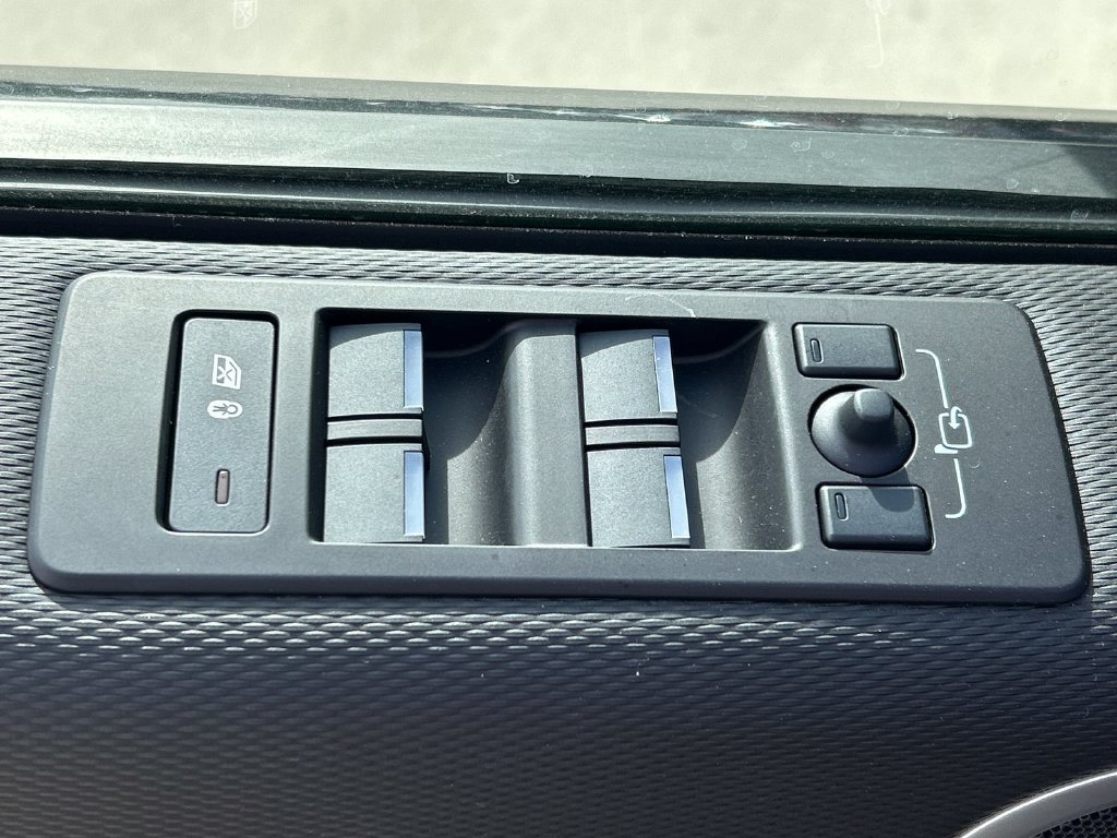 Used 2025 Land Rover Discovery Dynamic SE AWD/4WD image 26