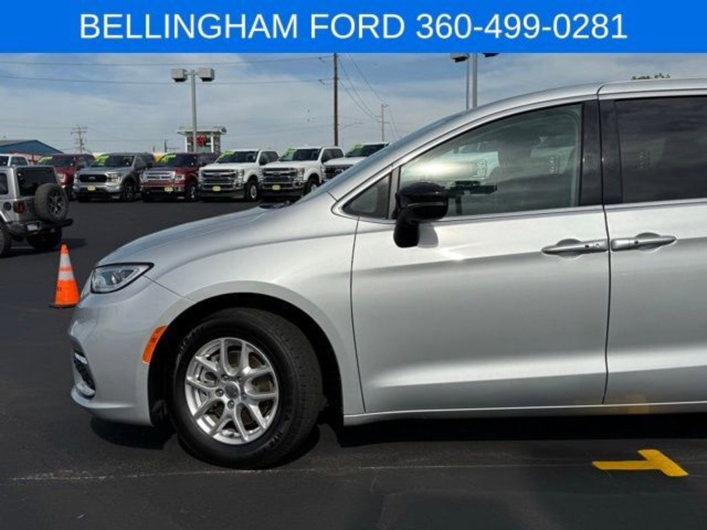 Used 2024 Chrysler Pacifica Touring-L image 11