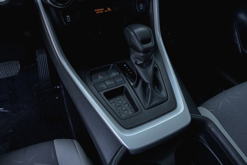 Used 2021 Toyota RAV4 XLE w/ Carpet Mat Package (TMS) image 15