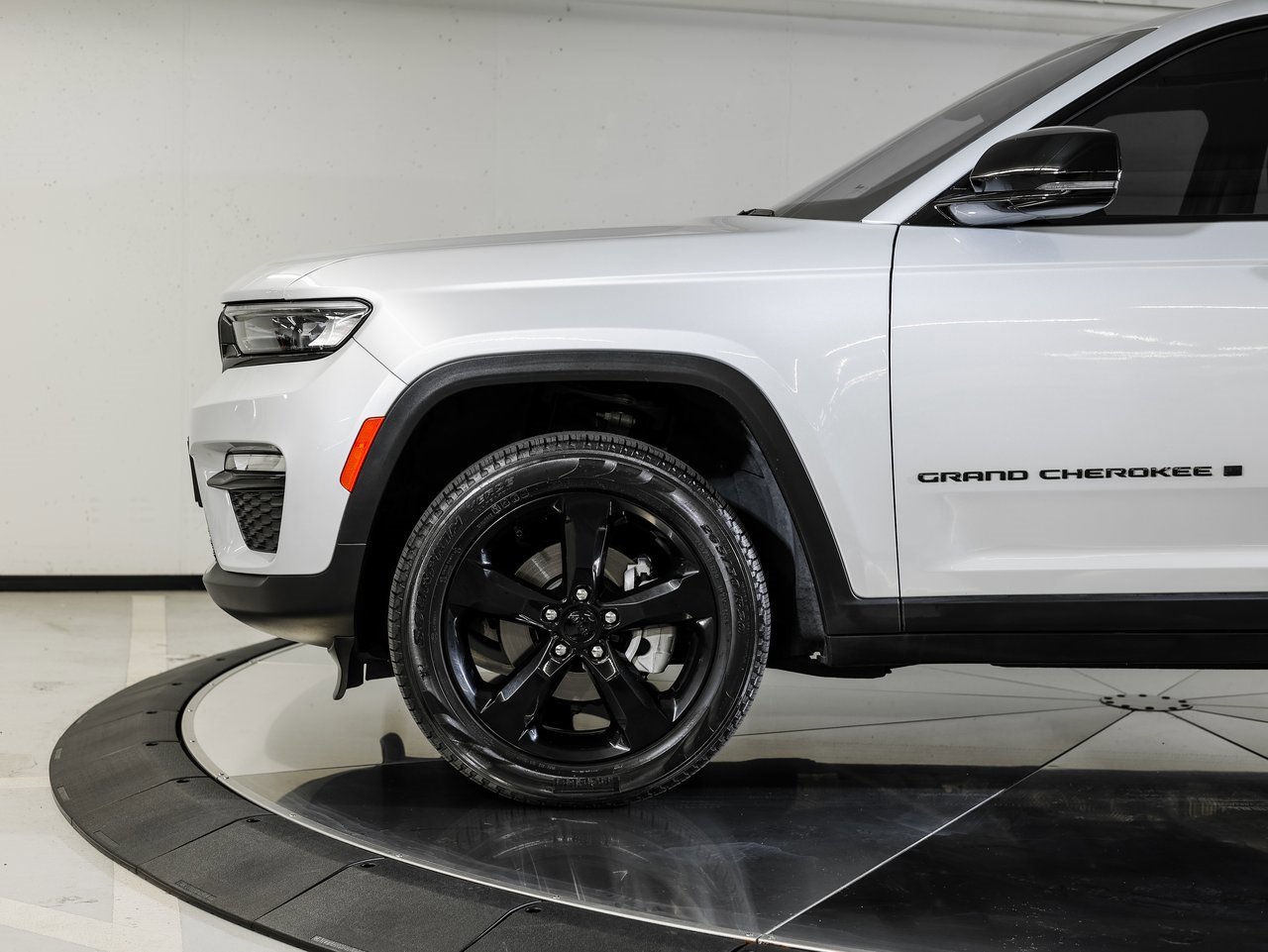 Used 2024 Jeep Grand Cherokee Limited w/ Black Appearance Package image 11