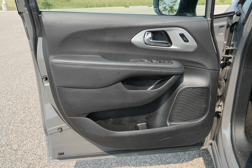 Used 2025 Chrysler Pacifica Limited FWD image 25