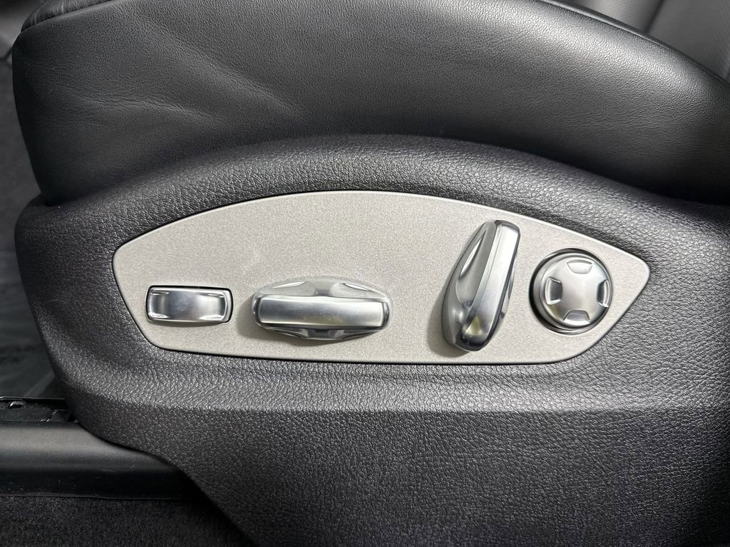 Certified 2025 Porsche Macan image 40