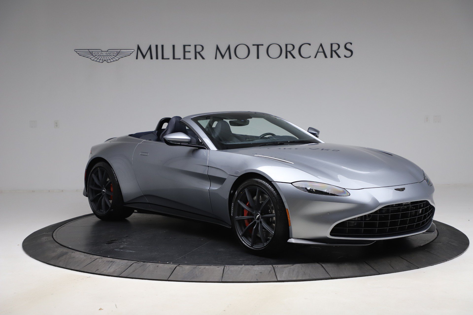 Used 2021 Aston Martin V8 Vantage Roadster RWD image 10