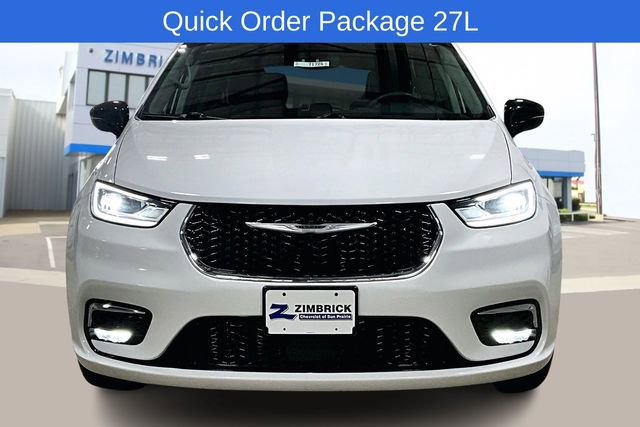 Used 2024 Chrysler Pacifica Touring-L image 2